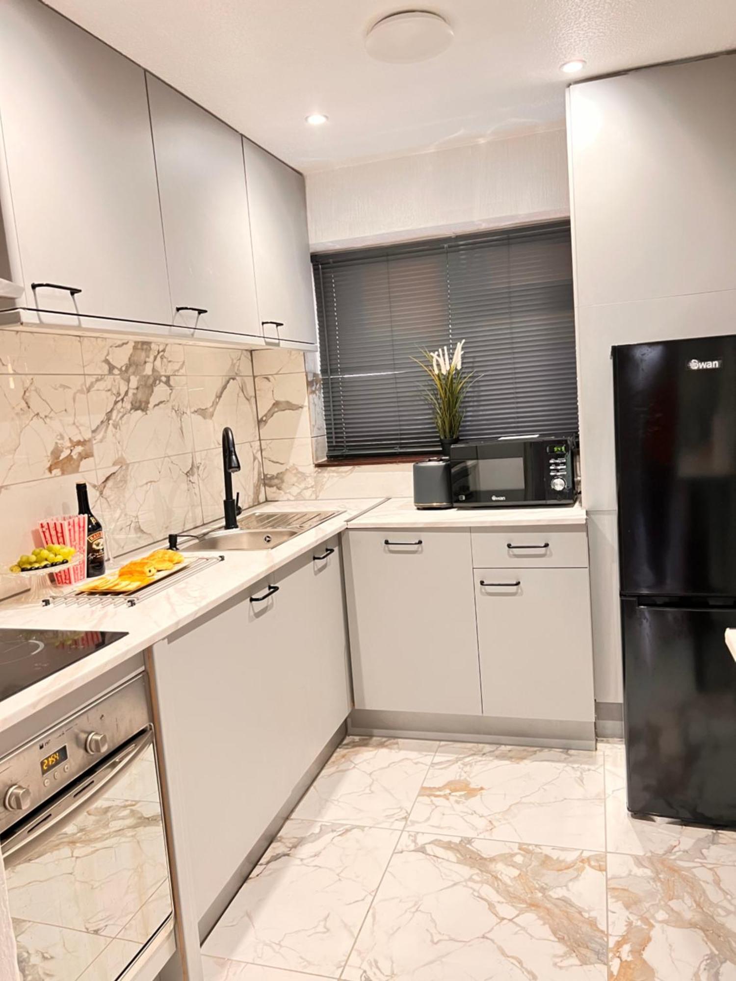 Luxe Smart Home - Basildon Serviced Accommodation - 7 Mins Walk To Basildon Town Centre, Hospital & Train Station Room photo