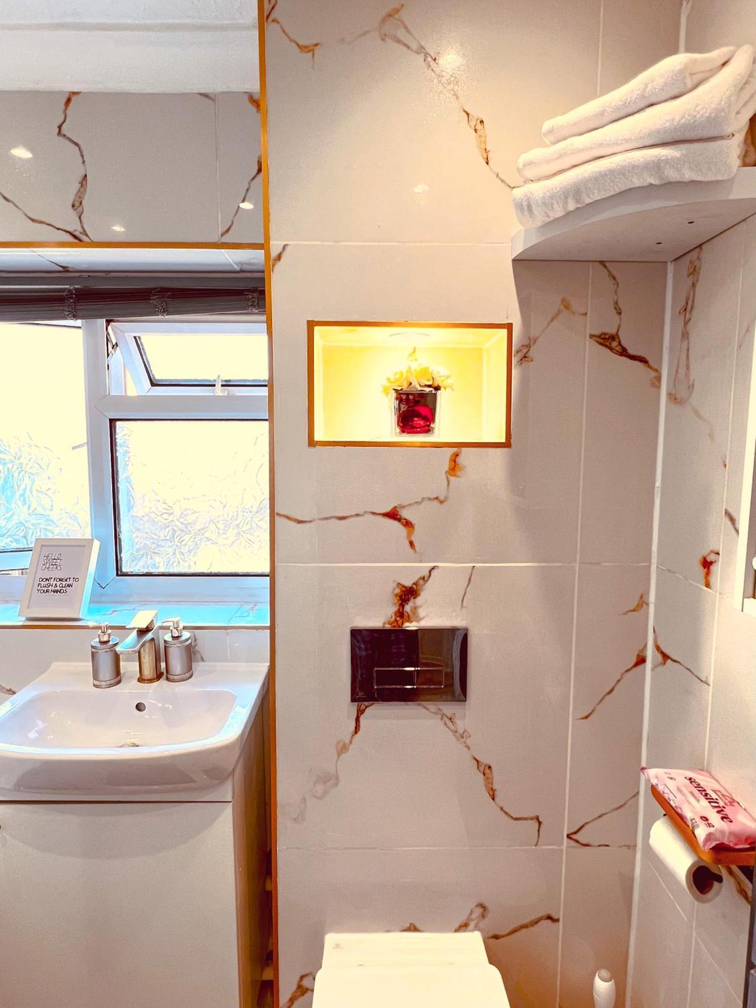 Luxe Smart Home - Basildon Serviced Accommodation - 7 Mins Walk To Basildon Town Centre, Hospital & Train Station Exterior photo