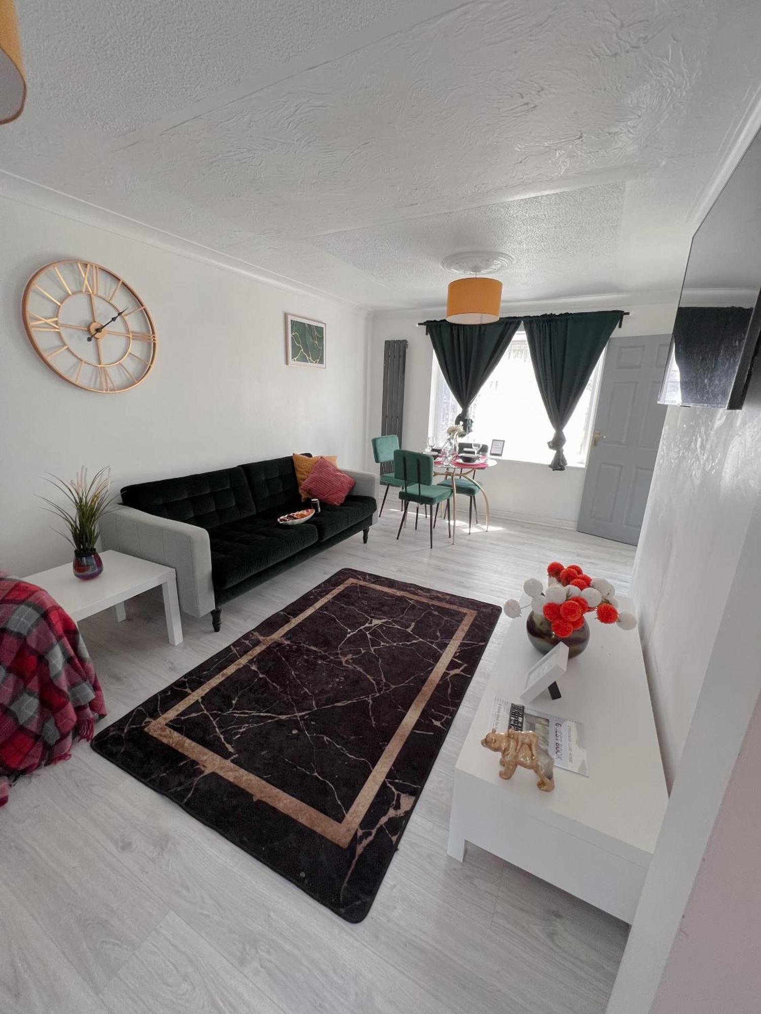 Luxe Smart Home - Basildon Serviced Accommodation - 7 Mins Walk To Basildon Town Centre, Hospital & Train Station Exterior photo
