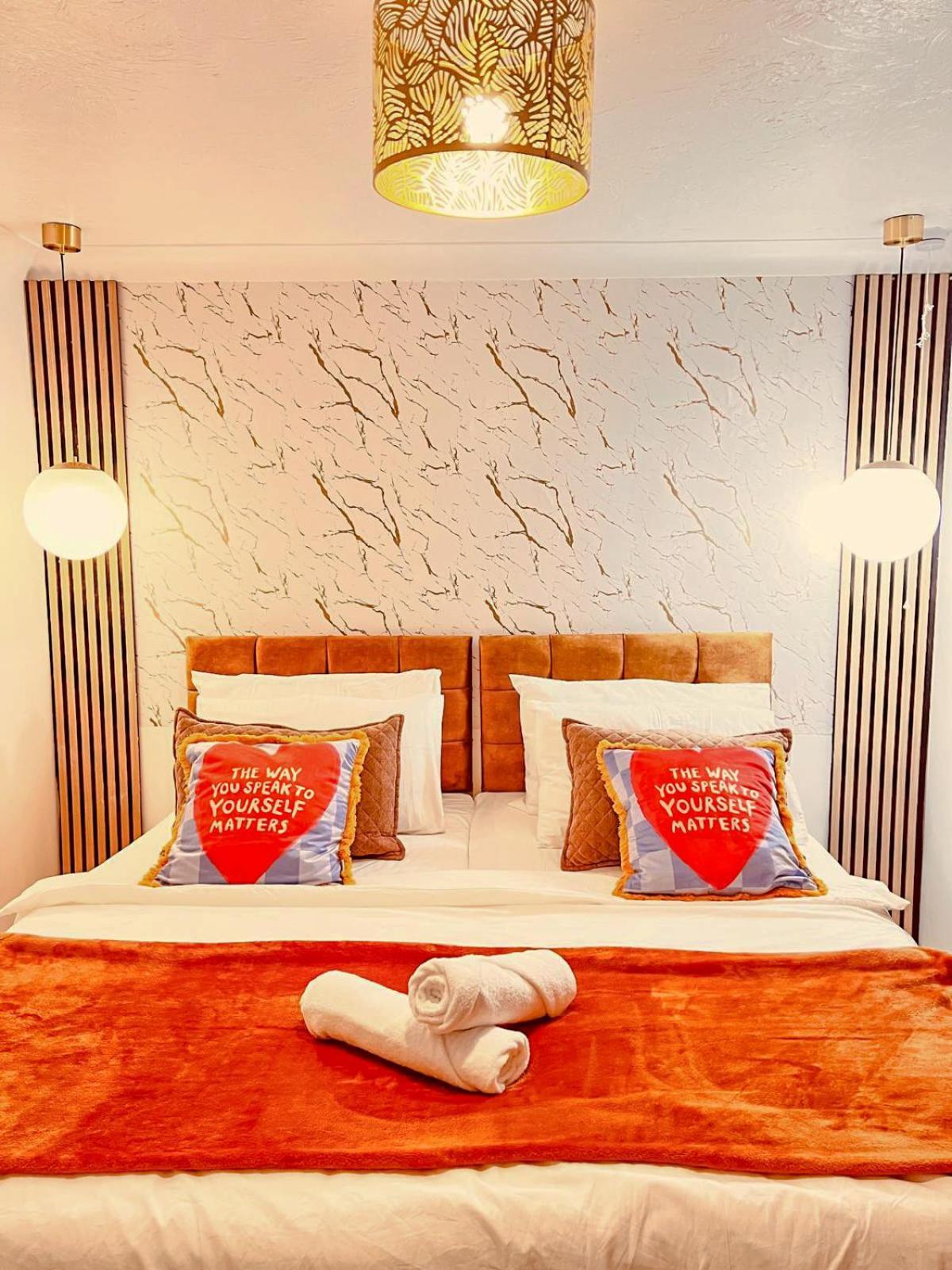 Luxe Smart Home - Basildon Serviced Accommodation - 7 Mins Walk To Basildon Town Centre, Hospital & Train Station Exterior photo